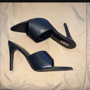 Sandals in great condition. Size 8.5 in black.